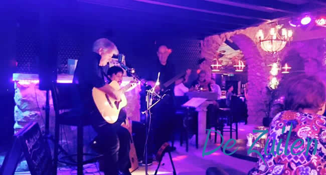 Met muziek of band